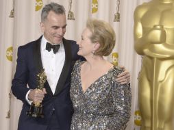 El actor durante la sesión de fotografías junto a Maryl Streep de quien recibió el premio. EFE /