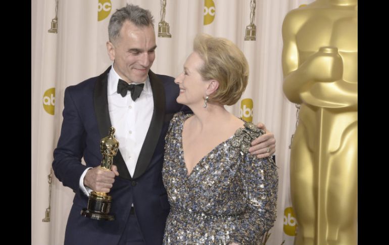 El actor durante la sesión de fotografías junto a Maryl Streep de quien recibió el premio. EFE /