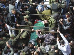 Personas cargan el cuerpo de Arafat Yaradat (c) durante su funeral en Sair, cerca de Hebrón, Cisjordania. EFE /