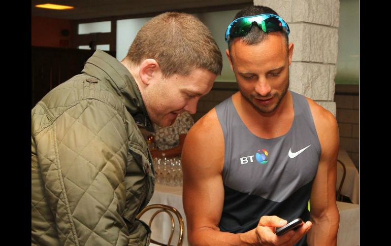 La próxima comparecencia para Pistorius (der) será el 4 de Junio. EFE /