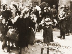 El fotógrafo Jurgen Stroop tomó esta fotografía de detenciones en el gueto de Varsovia. ARCHIVO /