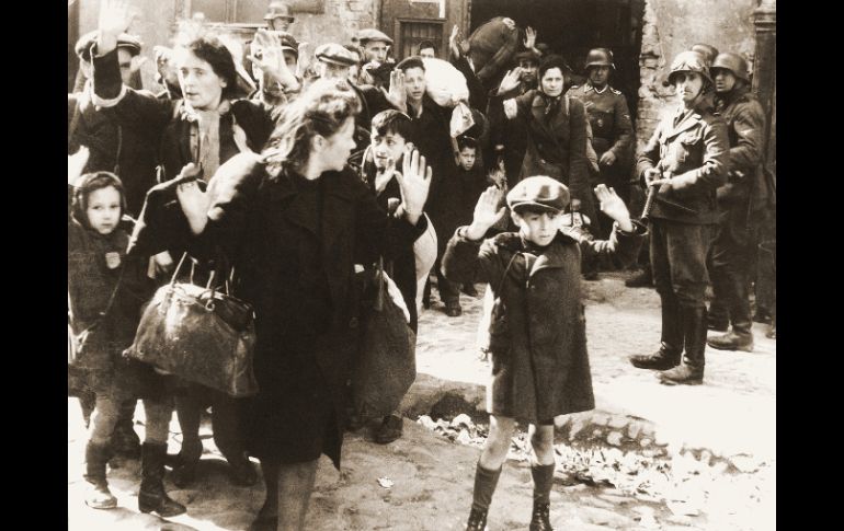 El fotógrafo Jurgen Stroop tomó esta fotografía de detenciones en el gueto de Varsovia. ARCHIVO /