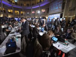 Periodistas esperan los resultados de las elecciones en Italia. AFP /