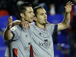 Kike Solá (i) sentenció el partido en el minuto 90 del encuentro ante el Levante. EFE /