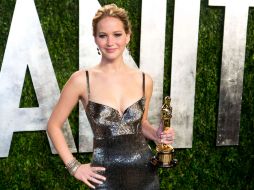 Jennifer Lawrence llega con su Oscar a la fiesta de Vanity Fair. AFP /