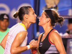 La española Domínguez (d) logró vencer en una hora y 41 minutos a la italiana Pennetta (i). EFE /