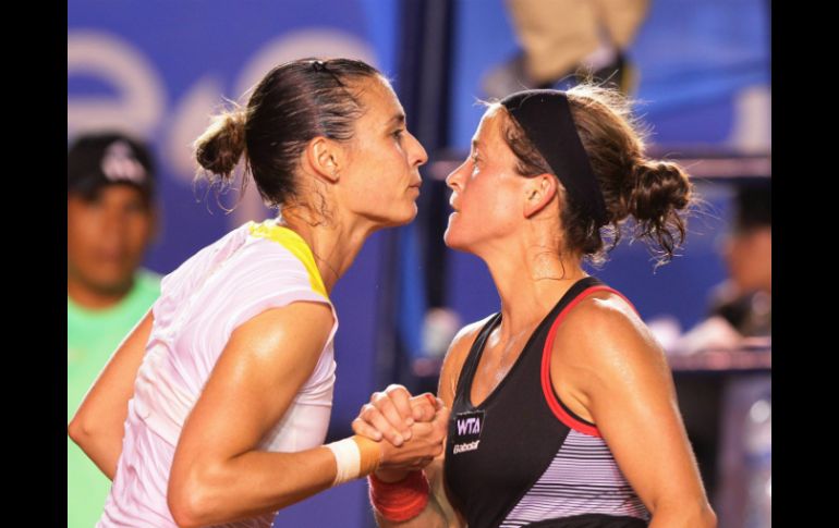 La española Domínguez (d) logró vencer en una hora y 41 minutos a la italiana Pennetta (i). EFE /