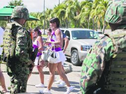 Presencia. Elementos del Ejército vigilan la llegada de tenistas al estadio. AP /