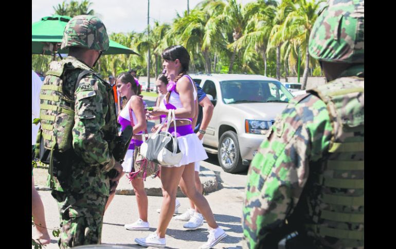 Presencia. Elementos del Ejército vigilan la llegada de tenistas al estadio. AP /