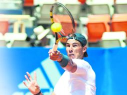 Entrenamiento. Rafael Nadal realizó peloteos durante su práctica de ayer.  /