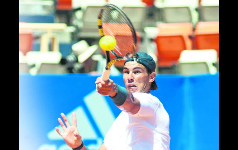 Entrenamiento. Rafael Nadal realizó peloteos durante su práctica de ayer.  /