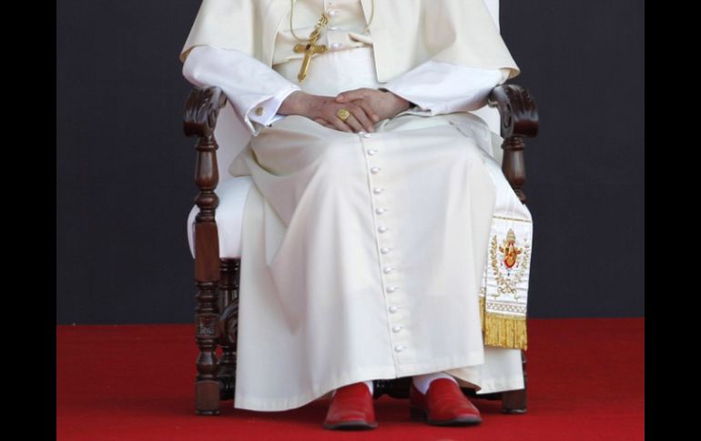 Benedicto XVI ya no usará el tradicional calzado color rojo; utilizará los zapatos mexicanos durante su retiro. ARCHIVO /