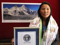 La escaladora Chhurim Sherpa posa con su certificado de ''Guinnes World Record''. EFE /