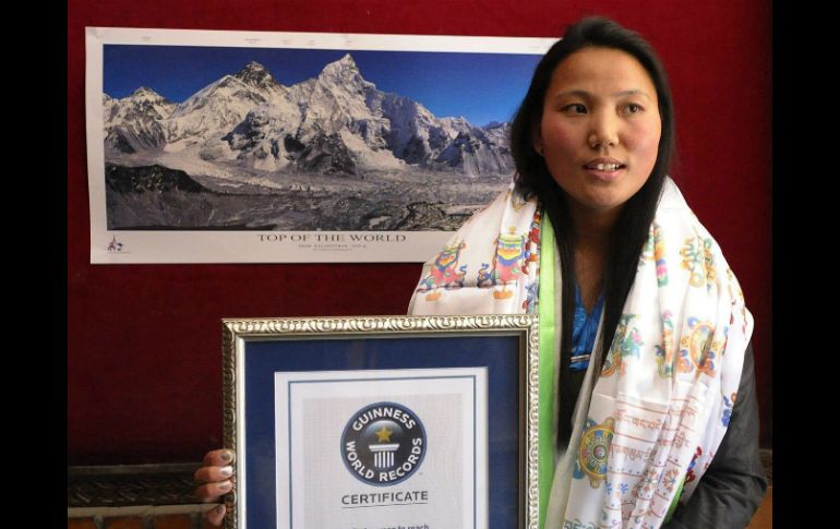 La escaladora Chhurim Sherpa posa con su certificado de ''Guinnes World Record''. EFE /