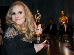 Con un Oscar, su debut como mamá y 8.3 millones de copias vendidas pareciera que Adele no necesita más. AFP /