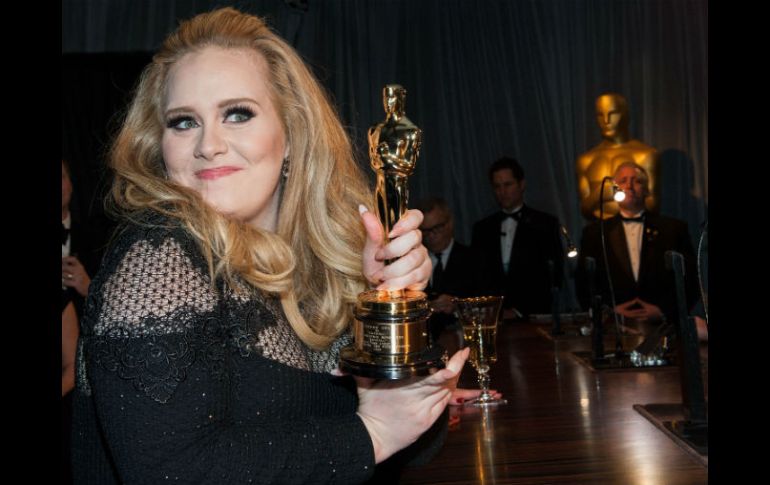 Con un Oscar, su debut como mamá y 8.3 millones de copias vendidas pareciera que Adele no necesita más. AFP /