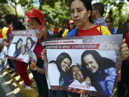 Simpatizantes de Chávez se reúnen frente al hospital para manifestarle su apoyo. AFP /