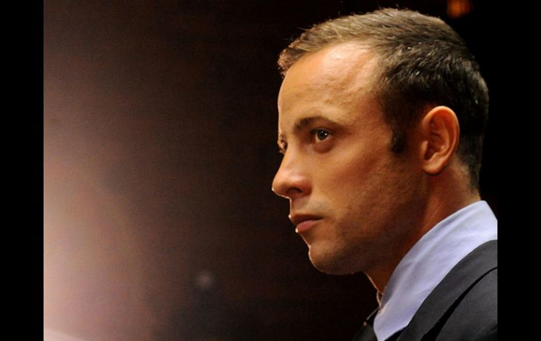 El atleta Oscar Pistorius se hospeda en el domicilio de su tío Arnold, después de que le concediera libertad bajo fianza. AP /