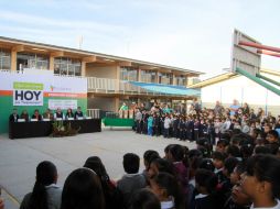 Alfredo Barba (c), alcalde del municipio, durante el discurso que dirigió a los estudiantes del plantel.  /