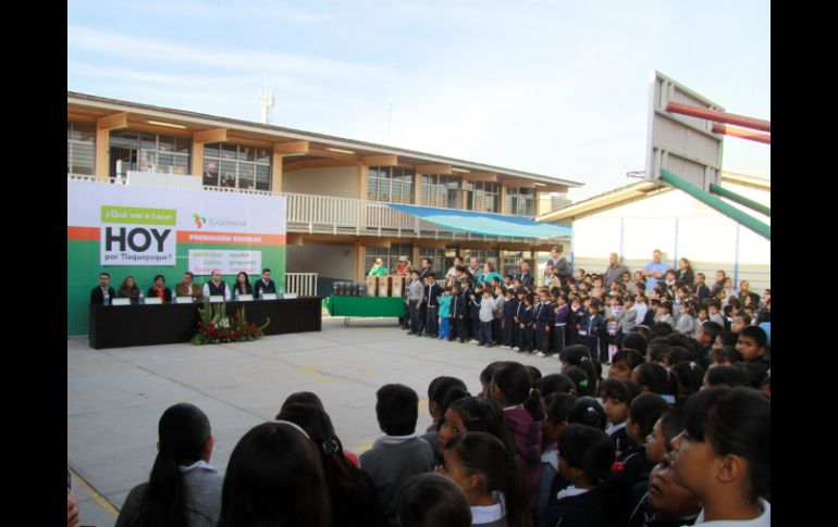 Alfredo Barba (c), alcalde del municipio, durante el discurso que dirigió a los estudiantes del plantel.  /