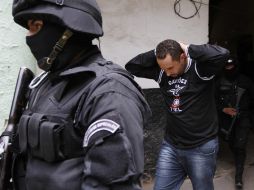 Los 'hinchas' permanecen detenidos en espera de resolver su situación. ARCHIVO /