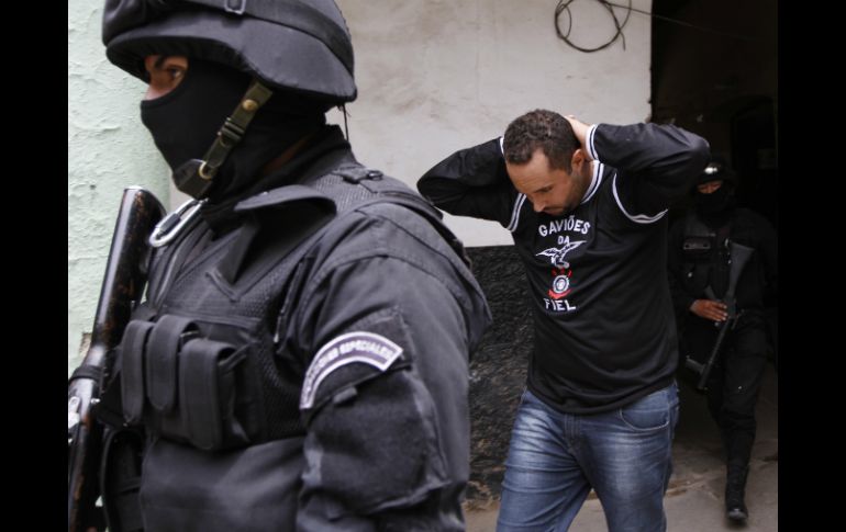 Los 'hinchas' permanecen detenidos en espera de resolver su situación. ARCHIVO /