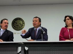 El presidente del CEN del PRI, César Camacho, junto al senador Emilio Gamboa, en rueda de prensa en el Senado de la República. NTX /