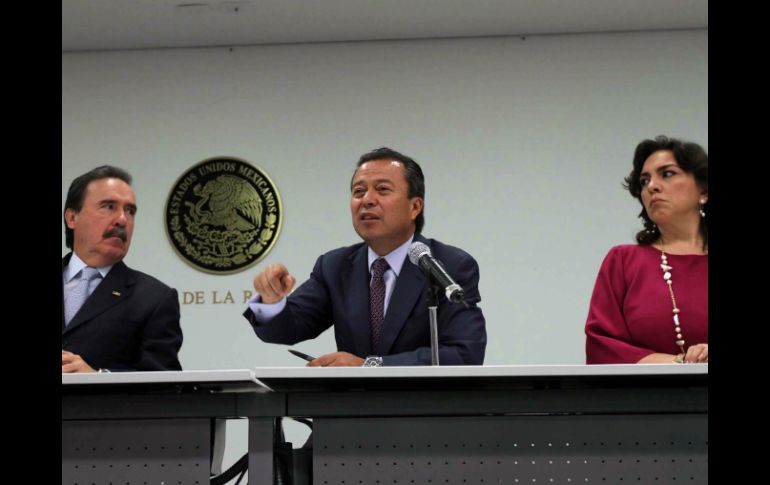 El presidente del CEN del PRI, César Camacho, junto al senador Emilio Gamboa, en rueda de prensa en el Senado de la República. NTX /