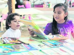 DIVERSIÓN. Un par de pequeños se acercan a escoger de entre las historias que pone a la mano el programa Caja de libros. EL INFORMADOR /