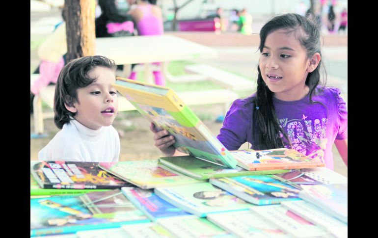 DIVERSIÓN. Un par de pequeños se acercan a escoger de entre las historias que pone a la mano el programa Caja de libros. EL INFORMADOR /