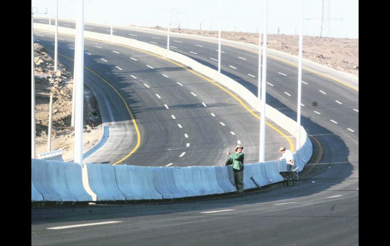 EL PANORAMA DE AYER POR LA TARDE. Los obreros seguían afinando detalles del trabajo en el nuevo Periférico. EL INFORMADOR /