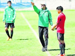 Al frente. El técnico mexicano, Sergio Almaguer, busca que el representativo nacional sea ofensivo y contundente. ESPECIAL /