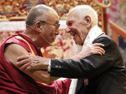 Foto del año 2011 en donde Stephane Hessel se encuentra con el Dalai Lama en Tolousse, Francia. EFE /