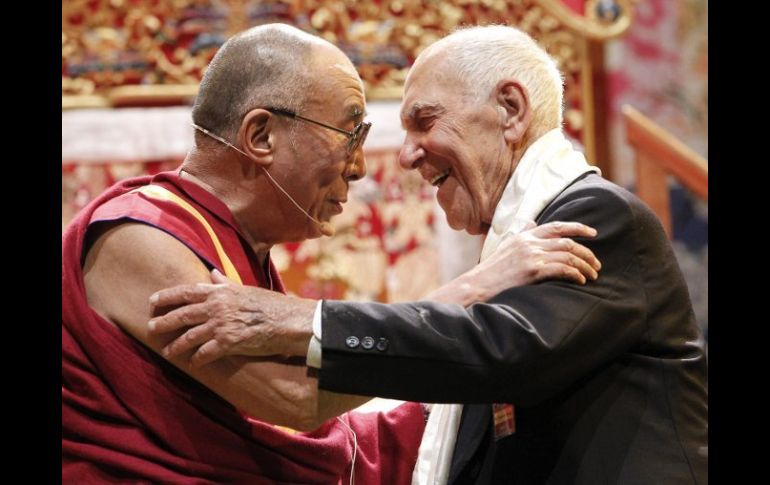 Foto del año 2011 en donde Stephane Hessel se encuentra con el Dalai Lama en Tolousse, Francia. EFE /