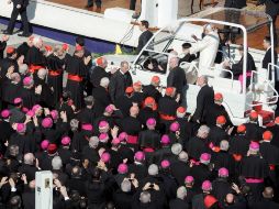 El papa Benedicto XVI (arriba-der) saluda desde el papamóvil a los cardenales y otras figuras eclesiásticas congregados en el Vaticano. EFE /