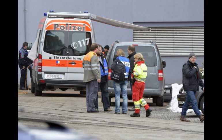 Policías inspeccionan el lugar en el que se ha producido el tiroteo en una empresa maderera de la localidad de Menznau. EFE /