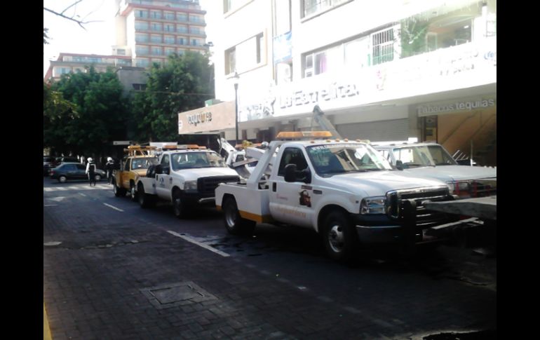 Agentes de vialidad apoyan con el tránsito vehicular en la zona.  /