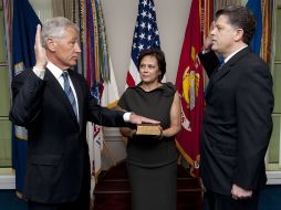 Chuck Hagel (izq) jura el cargo con la mano en la Biblia, como es tradición en EU. AFP /