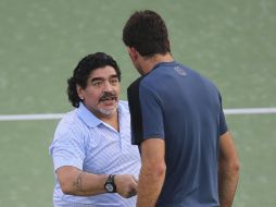 Maradona (izq) practica un poco de tenis con Juan Martín.  /