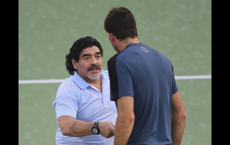 Maradona (izq) practica un poco de tenis con Juan Martín.  /