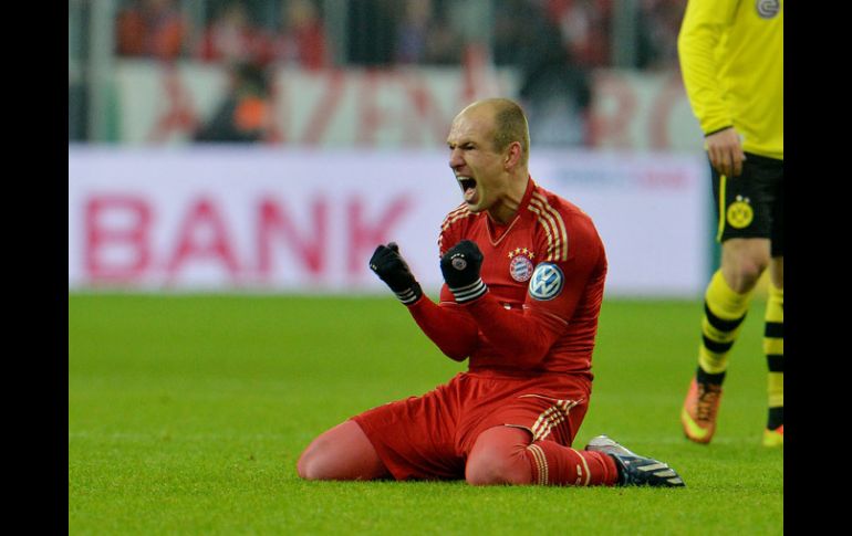 Arjen Robben festeja con mucha fuerza el gol que anotó para que Bayern Munich siga con vida en la Copa de Alemania. AP /