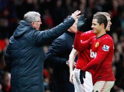 Foto de archivo de Sir Alex Ferguson celebra con 'Chicharito' Hernández en un partido anterior del ManU. AP /