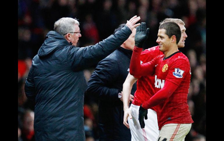 Foto de archivo de Sir Alex Ferguson celebra con 'Chicharito' Hernández en un partido anterior del ManU. AP /