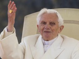 Benedicto XVI saluda en la plaza de San Pedro, durante la última audiencia pública de su pontificado. EFE /