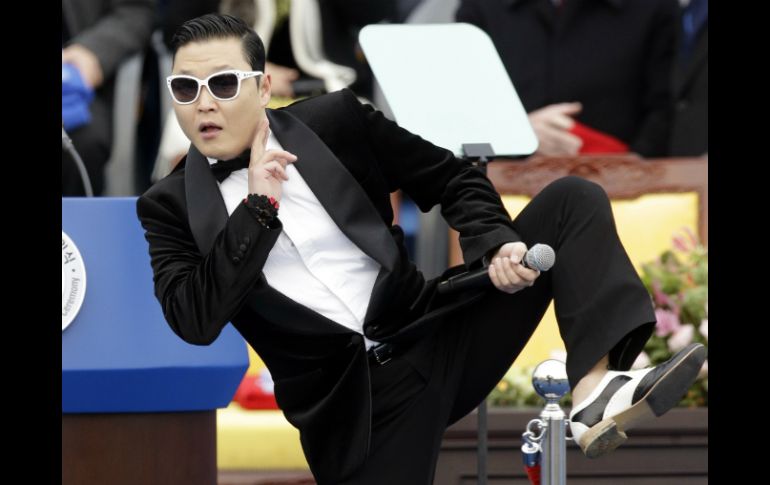 Psy le recordó que la península de Corea está dividida en dos países desde hace más  de medio siglo. AP /