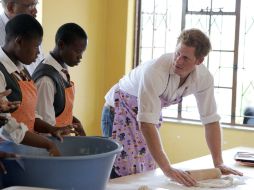 Harry en su clase de cocina en Lesotho. AFP /