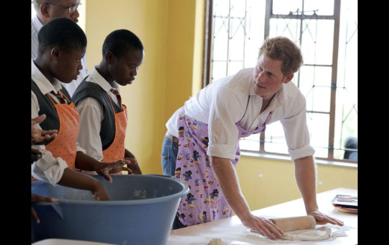 Harry en su clase de cocina en Lesotho. AFP /