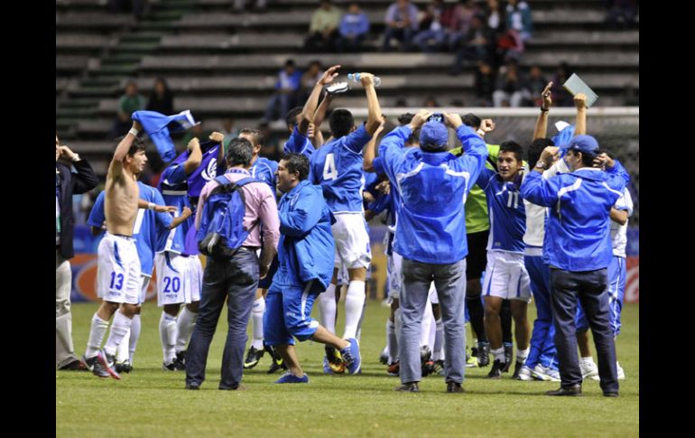 La seelcción de El Salvador festeja su pase al Mundial. EFE /