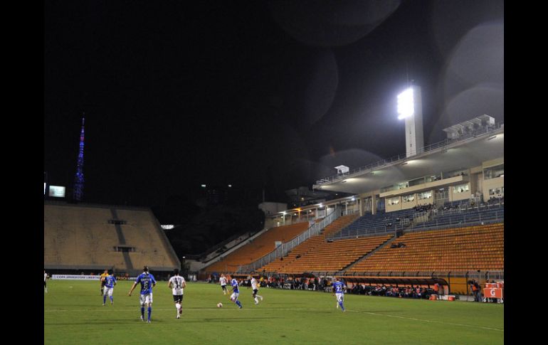 El estadio Pacaembú, de Sao Paulo, tuvo las gradas vacías debido a la sanción de la Conmebol. AFP /