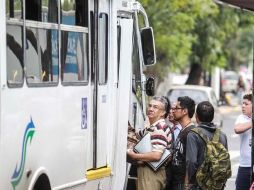 La Alianza de Camioneros y un grupo de subrogatarios anunciaron que mañana cobrarían en siete pesos el pasaje del transporte público. ARCHIVO /